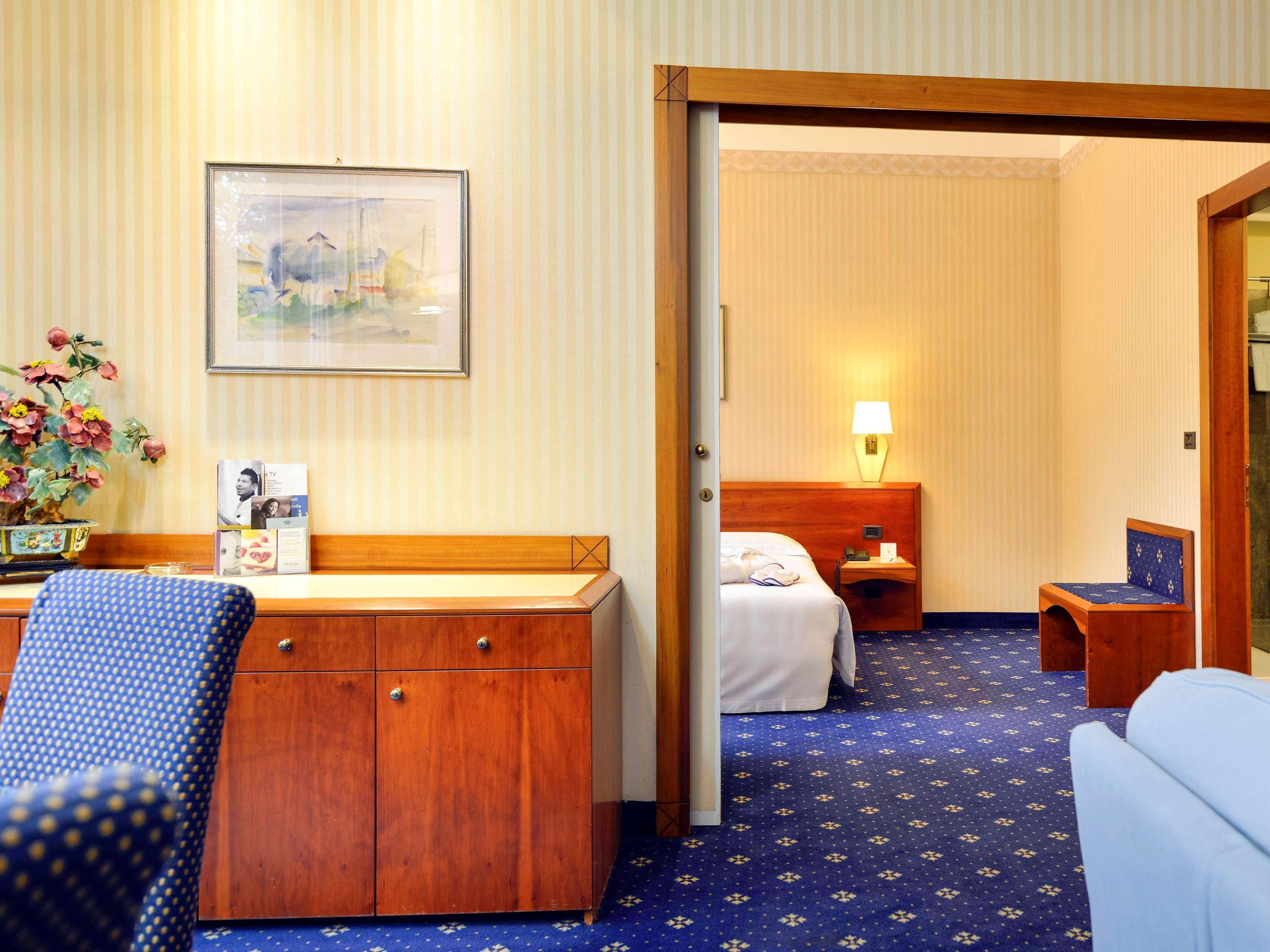 เมอร์เคียว เรจโจ เอมิเลีย เชนโตร อัสตอเรีย Hotel เรจโจเอมิเลีย ภายนอก รูปภาพ