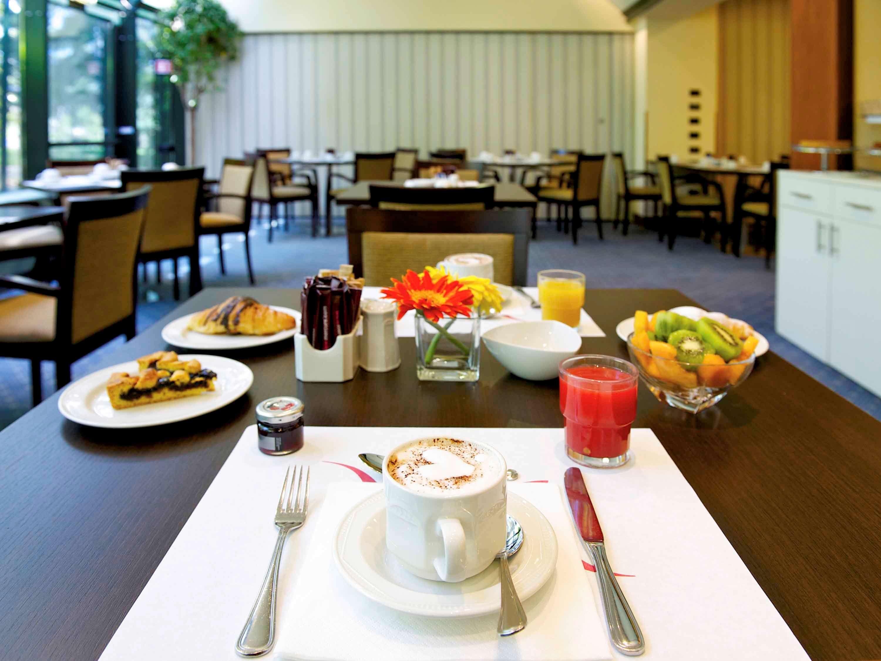 เมอร์เคียว เรจโจ เอมิเลีย เชนโตร อัสตอเรีย Hotel เรจโจเอมิเลีย ภายนอก รูปภาพ