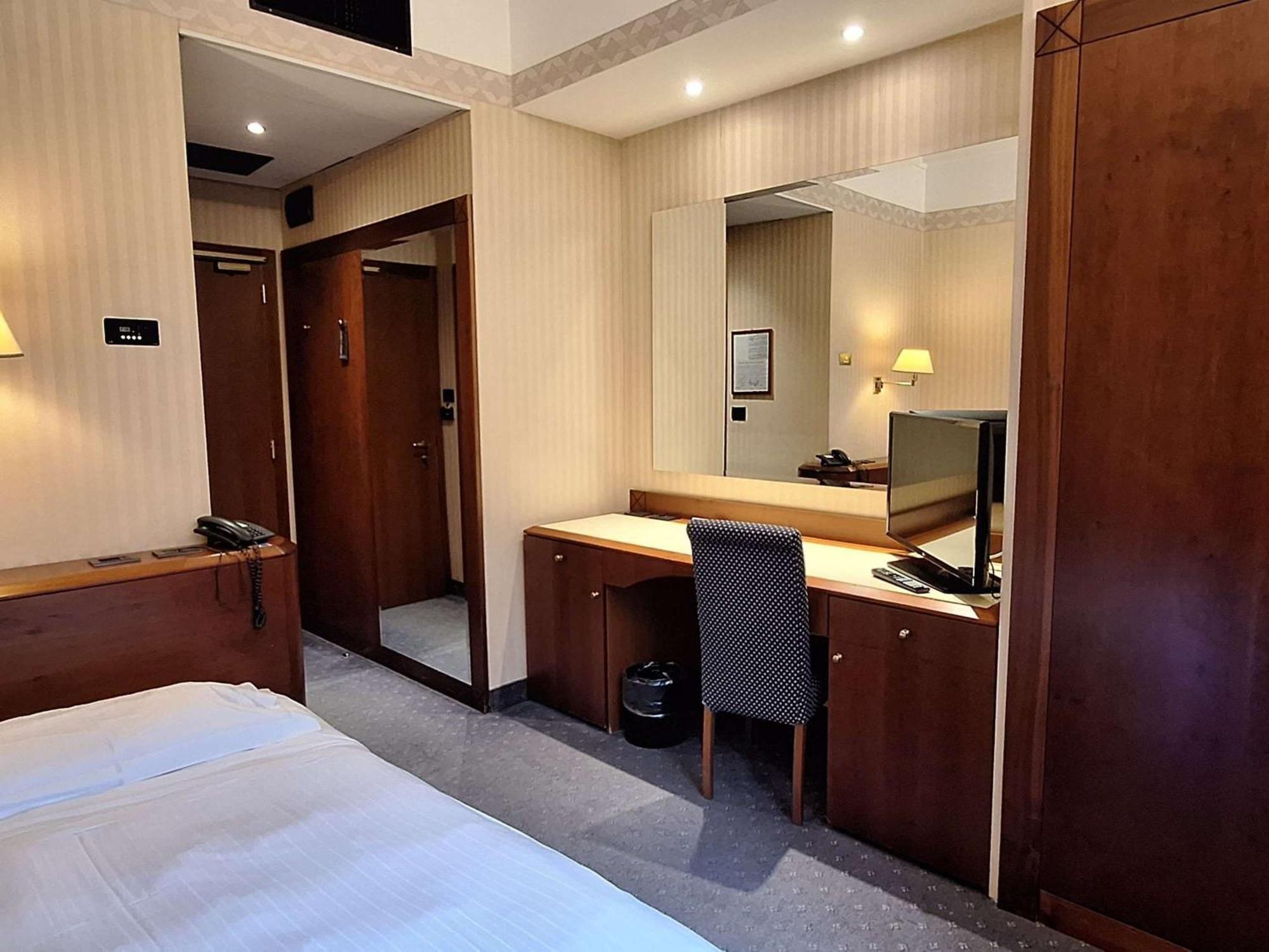 เมอร์เคียว เรจโจ เอมิเลีย เชนโตร อัสตอเรีย Hotel เรจโจเอมิเลีย ภายนอก รูปภาพ